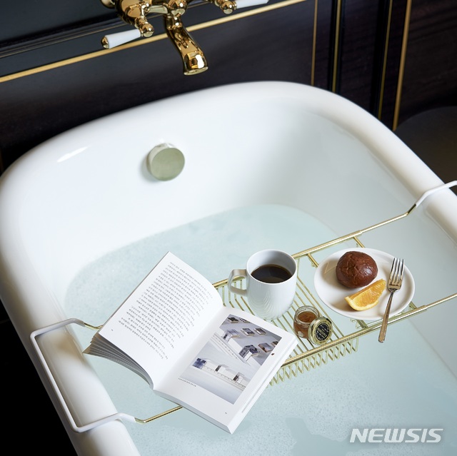 [서울=뉴시스]레스케이프 호텔 '러브 미 패키지'