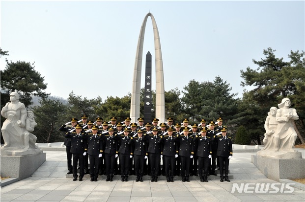 [세종=뉴시스] 제25기 소방간부후보생 30명이 충혼탑 앞에서 단체 사진촬영을 하는 모습. (사진= 소방청 제공) 2020.03.19. 