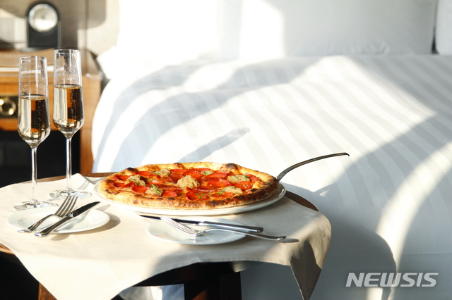 [서울=뉴시스]반얀트리 서울 '올 인클루시브 패키지'의 피자 룸서비스 
