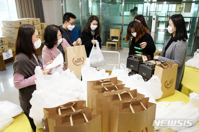 [청주=뉴시스] 인진연 기자 = 충북교육청 직원들이 18일 도교육청에서 농가의 어려움을 돕기 위한 학교급식용 (친환경) 농산물을 공동구매하고 있다. (사진=충북교육청 제공) 2020.03.19photo@newsis.com