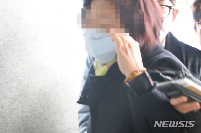 [의정부=뉴시스] 이호진 기자 = 19일 오후 윤석열 검찰총장의 장모 최모씨와 함께 경기 성남시 땅을 매입한 것으로 알려진 동업자 안모씨가 의정부지검으로 들어가고 있다. 2020.03.19.&nbsp; asake@newsis.com 