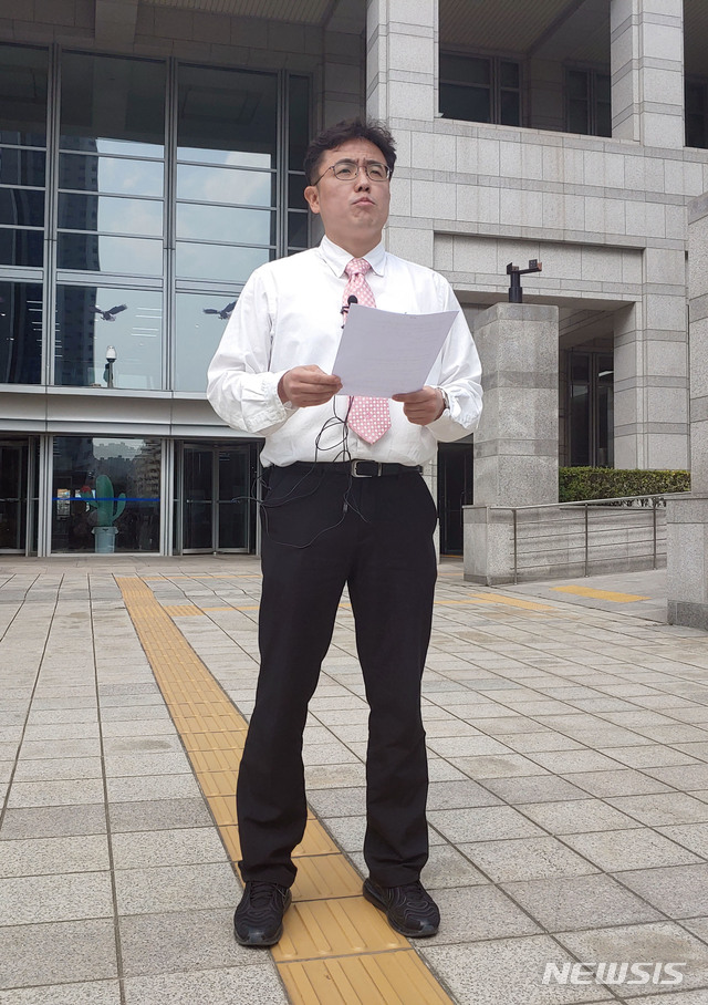 [부산=뉴시스] '미투'(MeToo·나도 당했다) 논란으로 공천이 철회된 김원성 미래통합당 최고위원이 19일 오전 부산 연제구 부산시의회 앞에서 기자회견을 열고 당 결정에 반발하는 입장을 밝히고 있다. (사진=김원성 최고위원 측 제공). 2020.03.19. photo@newsis.com 