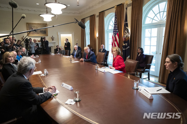 [워싱턴=AP/뉴시스]도널드 트럼프 미 대통령이 18일(현지시간) 백악관에서 미국 간호사 대표들과 만나 신종 코로나바이러스 감염증(코로나19)에 대해 논의하고 있다. 트럼프 미 대통령은 이날 코로나19 확산을 막기 위한 비상 권한을 발동시킨다고 밝혔다. 미 상원도 코로나19에 감염된 근로자들에게 병가를 보장하는 법안을 승인, 코로나19와의 싸움에서 지원에 나섰다. 2020.3.19