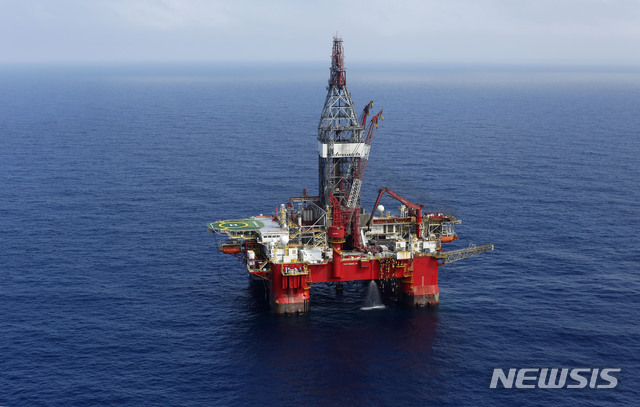 [베라크루스=AP/뉴시스]﻿국제유가가 4% 이상 하락해 지난 7월 이후 최저치를 기록했다. 사진은 2013년 11월22일(현지시간) 멕시코만 베라크루스 바다에 있는 센테나리오 심해 시추 플랫폼. 2023.11.7
