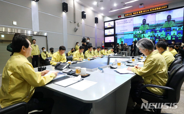 [서울=뉴시스]홍효식 기자 = 중앙재난안전대책본부(중대본) 본부장인 정세균 국무총리가 19일 오전 서울 종로구 정부서울청사 중앙재난안전상황실 서울상황센터에서 열린 코로나19 대응 중대본 회의에 참석해 발언하고 있다. 2020.03.19. yesphoto@newsis.com