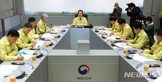 [서울=뉴시스]홍효식 기자 = 중앙재난안전대책본부(중대본) 본부장인 정세균 국무총리가 19일 오전 서울 종로구 정부서울청사 중앙재난안전상황실 서울상황센터에서 열린 코로나19 대응 중대본 회의에 참석해 발언하고 있다. 2020.03.19. yesphoto@newsis.com