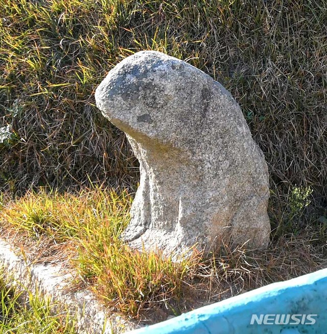 [서울=뉴시스] 고려 15대 숙종(肅宗)의 영릉(英陵) 앞에 남아 있는 동쪽의 석수(石獸). (사진=평화경제연구소 제공) 2020.03.21. photo@newsis.com