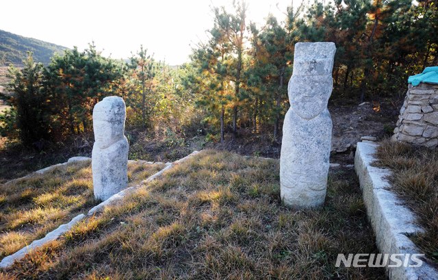 [서울=뉴시스] 고려 15대 숙종(肅宗)의 영릉(英陵) 앞 서쪽에 세워진 문인석과 무인석. 동쪽에 남아 있는 문·무인석보다 보존 상태가 좋은 편이다. (사진=평화경제연구소 제공) 2020.03.21. photo@newsis.com