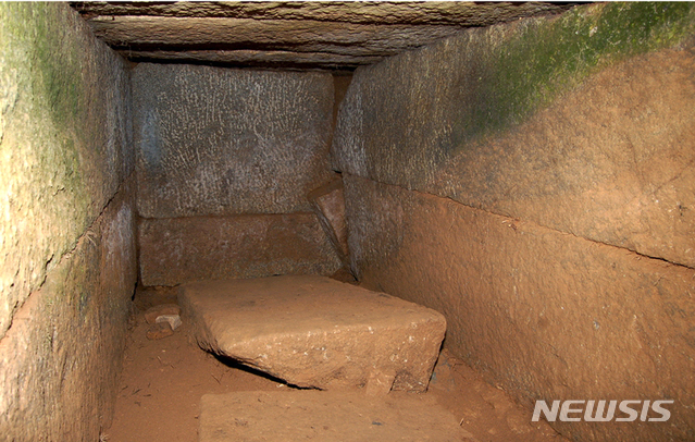 [서울=뉴시스] 개성직할시 선적리에 있는 고려 15대 숙종(肅宗)의 무덤인 영릉(英陵)의 무덤 칸(묘실) 내부 모습. (사진=평화경제연구소 제공) 2020.03.21. photo@newsis.com