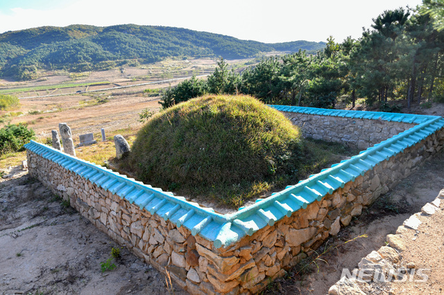 [서울=뉴시스] 고려 15대 숙종(肅宗)의 영릉 뒷면 전경. 무덤 뒤에 곡장을 새로 쌓으면서 하늘색 기와를 엎은 것이 이색적이다. 무덤 앞으로는 보이는 도로를 따라 오른쪽(서쪽)으로 조금 가면 도로변에 조선 시대 명기(名妓) 황진이 묘가 있고, 왼쪽(동쪽)으로 가다 북쪽으로 올라가면 숙종의 부왕(父王)인 문종(文宗)의 경릉(景陵)이 나온다. (사진=평화경제연구소 제공) 2020.03.21. photo@newsis.com