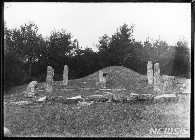 [서울=뉴시스] 1910년대에 촬영된 고려 15대 숙종(肅宗)의 영릉(英陵) 전경. 이때까지만 해도 조선 순조(純祖) 때 ‘고려 숙종 영릉’이라고 써서 세운 능비가 남아 있었다. (사진=국립중앙박물관) 2020.03.21. photo@newsis.com (* 위 사진은 재배포, 재판매, DB 및 활용을 금지합니다.)