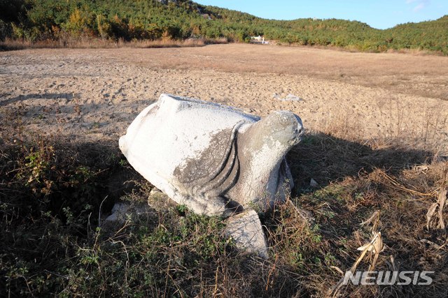 [서울=뉴시스] 고려 15대 숙종(肅宗)의 영릉(英陵)에서 멀리 떨어진 밭 가운데 덩그러니 방치된 비석 받침돌. 이것이 원래 영릉에 있었는지조차 불분명하다. (사진=평화경제연구소 제공) 2020.03.21. photo@newsis.com