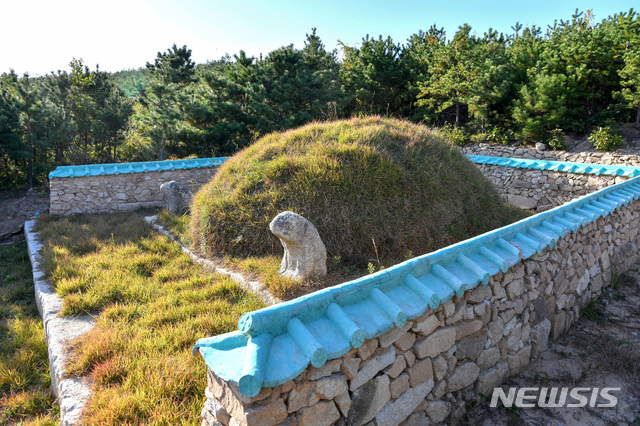 [서울=뉴시스] 개성직할시 선적리에 있는 고려 15대 숙종(肅宗)의 영릉(英陵) 동쪽 측면 전경. (사진=평화경제연구소 제공) 2020.03.21. photo@newsis.com