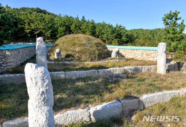 [서울=뉴시스] 개성직할시 선적리에 있는 고려 15대 숙종(肅宗)의 영릉(英陵) 서쪽 측면 전경. (사진=평화경제연구소 제공) 2020.03.21. photo@newsis.com