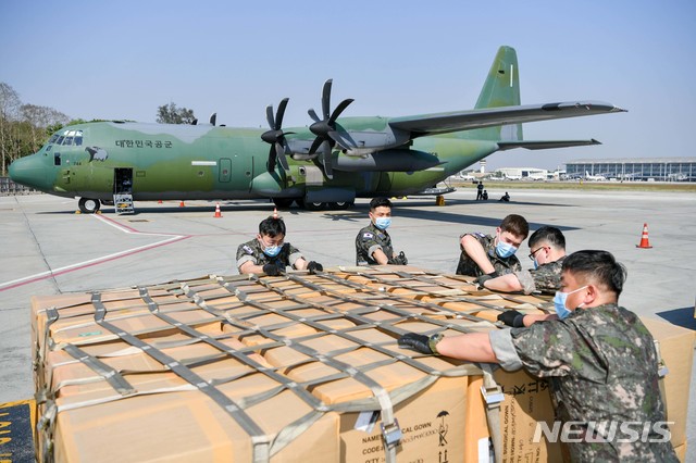 [서울=뉴시스]18일(현지시간) 미얀마 양곤 국제공항에서 공군 제5공중기동비행단 장병들이 방역물자를 C-130J 수송기에 적재하고 있다. (사진=공군 제공) 2020.03.19.photo@newsis.com