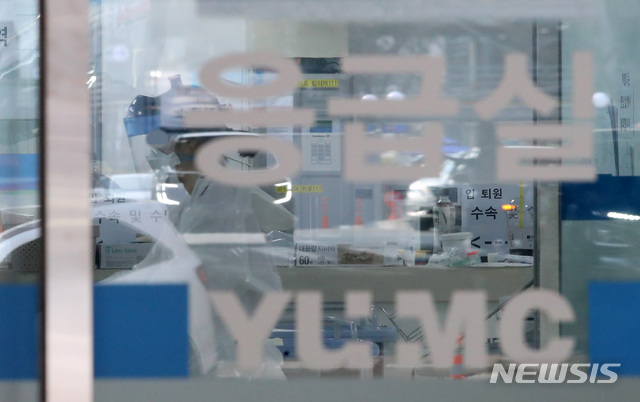 [대구=뉴시스]전신 기자 = 19일 대구 남구 영남대학교병원 응급실에서 의료진이 분주히 움직이고 있다. 지난 18일 폐렴 증세를 보인 17세 청소년이 영남대병원에서 사망, 질병관리본부는 신종 코로나바이러스 감염증(코로나19) 감염 여부를 검사하고 있다. 2020.03.19.  photo1006@newsis.com