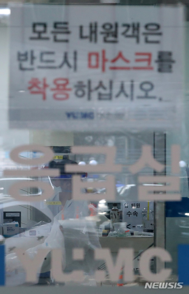 [대구=뉴시스]전신 기자 = 19일 대구 남구 영남대학교병원 응급실에서 의료진이 분주히 움직이고 있다. 지난 18일 폐렴 증세를 보인 17세 청소년이 영남대병원에서 사망, 질병관리본부는 신종 코로나바이러스 감염증(코로나19) 감염 여부를 검사하고 있다. 2020.03.19.&nbsp; photo1006@newsis.com