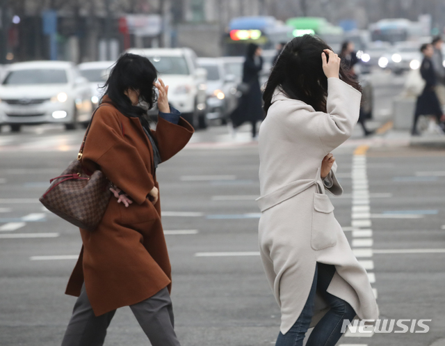 [서울=뉴시스] 조수정 기자 = 춘분을 하루 앞두고 전국에 태풍급 강풍이 예보된 19일 오전 서울 광화문 네거리에서 시민들이 출근길 발걸음을 재촉하고 있다. 2020.03.19. chocrystal@newsis.com