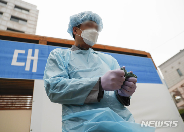 [서울=뉴시스] 박민석 기자 = 전국적으로 강풍주의보가 발효된 19일 오전 서울 종로구 강북삼성병원 의료진이 바람을 맞으며 손난로로 손을 녹이고 있다. 2020.03.19. mspark@newsis.com