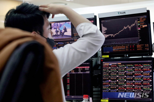 [서울=뉴시스]김병문 기자 = 코스피가 전 거래일(1591.20)보다 34.89포인트(2.19%) 오른 1626.09로, 코스닥은 전 거래일(485.14)보다 16.45포인트(3.39%) 오른 501.59에 개장한 19일 오전 서울 중구 하나은행 딜링룸에서 딜러들이 업무를 보고 있다. 이날 원·달러 환율은 전 거래일(1245.7원)보다 11.3원 오른 1257.0원에 거래를 출발했다. 2020.03.19.&nbsp; dadazon@newsis.com