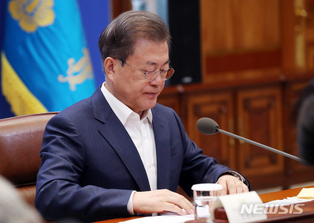 [서울=뉴시스]박영태 기자 = 문재인 대통령이 19일 청와대에서 열린 제1차 비상경제회의에 참석해 발언을 끝내고 있다. 2020.03.19. since1999@newsis.com