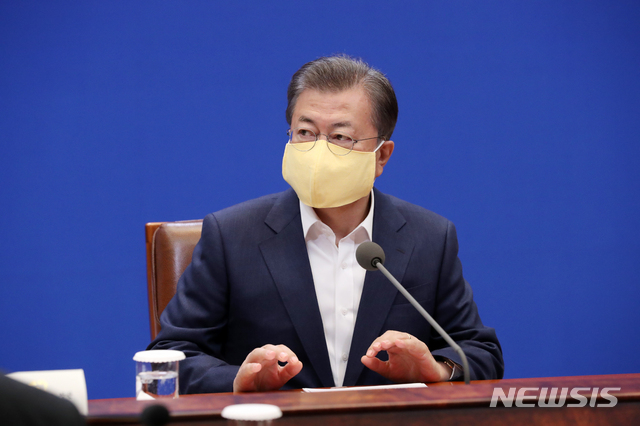 [서울=뉴시스]박영태 기자 = 마스크를 쓴 문재인 대통령이 19일 청와대에서 열린 제1차 비상경제회의에 참석해 자리에 앉고 있다. 2020.03.19.&nbsp; since1999@newsis.com
