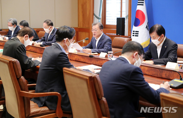 [서울=뉴시스]박영태 기자 = 문재인 대통령이 19일 청와대에서 열린 제1차 비상경제회의를 주재하고 있다. 2020.03.19.&nbsp; since1999@newsis.com 