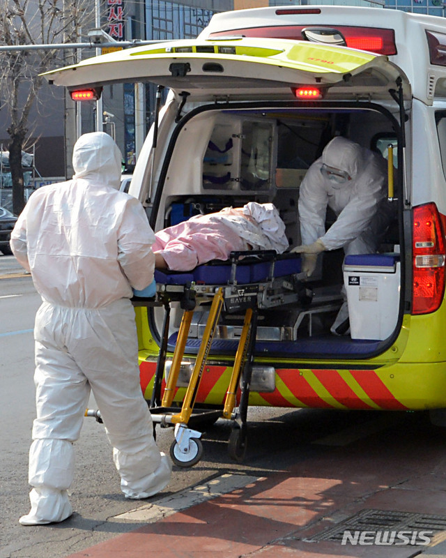 [대구=뉴시스] 이무열 기자 = 환자와 직원 등 70여 명의 신종 코로나바이러스 감염증(코로나19) 확진자가 발생한 대구 서구 비산동 한사랑요양병원에서 19일 오전 방호복을 착용한 119 구급대원들이 코로나19 환자를 대구의료원으로 이송하고 있다. 2020.03.19. lmy@newsis.com