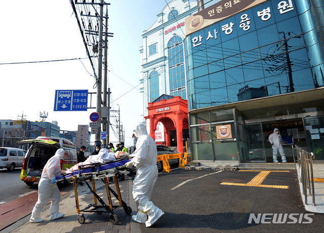 [대구=뉴시스] 이무열 기자 = 환자와 직원 등 70여 명의 신종 코로나바이러스 감염증(코로나19) 확진자가 발생한 대구 서구 비산동 한사랑요양병원에서 19일 오전 방호복을 착용한 119 구급대원들이 코로나19 환자를 대구의료원으로 이송하고 있다. 2020.03.19.lmy@newsis.com