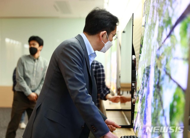 [서울=뉴시스]이재용 삼성전자 부회장이 19일 충남 삼성디스플레이 아산사업장을 방문해 제품을 살펴보고 있다. (사진=삼성전자 제공). 2020.03.19.photo@newsis.com