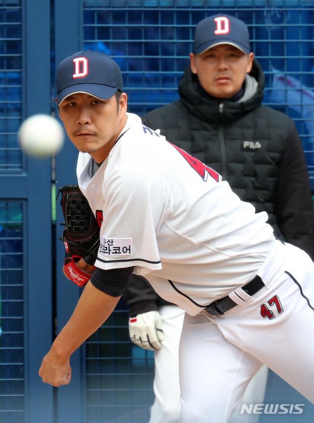 [서울=뉴시스]박주성 기자 = 두산 베어스 권혁 선수가 19일 오후 서울 송파구 잠실야구장에서 훈련을 하고 있다. 2020.03.19. park7691@newsis.com