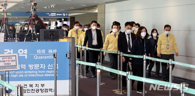 [인천공항=뉴시스]정세균 국무총리가 19일 신종 코로나바이러스 감염증(코로나19) 대응 검역 현장 점검을 위해 인천국제공항 1청사를 방문해 현장을 살펴보고 있다. (사진=공항사진기자단 제공) 2020.03.19.  photo@newsis.com