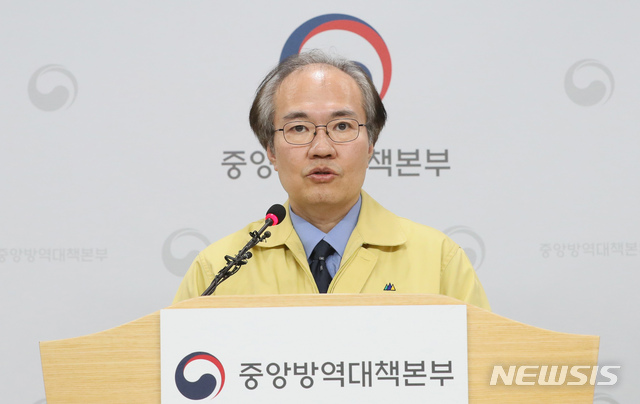 [청주=뉴시스]강종민 기자 = 권준욱 중앙방역대책본부 부본부장이 19일 오후 충북 청주 질병관리본부에서 열린 정례브리핑에서 대구 17세 사망자는 진단검사관리위원회가 '코로나19 음성'으로 최종 판단했다고 밝히고 있다. 2020.03.19.&nbsp; ppkjm@newsis.com