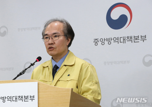 [청주=뉴시스]강종민 기자 = 권준욱 중앙방역대책본부 부본부장이 19일 오후 충북 청주 질병관리본부에서 열린 정례브리핑에서 대구 17세 사망자는 진단검사관리위원회가 '코로나19 음성'으로 최종 판단했다고 밝히고 있다. 2020.03.19. ppkjm@newsis.com