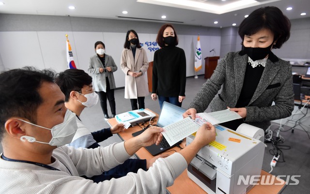 [부산=뉴시스] 하경민 기자 = 제21대 국회의원 선거를 한달 가량 앞둔 지난달 19일 부산 연제구청 대회의실에서 연산제2동 사전투표소 감독관 등이 사전투표 모의시험을 진행하고 있다. 부산시선관위는 이날 관내 사전투표소 예정장소 205곳에서 사전투표 모의시험을 진행했다. 2020.03.19.yulnetphoto@newsis.com