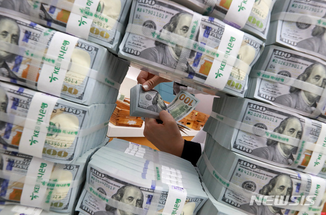 [서울=뉴시스] 이영환 기자 = 원·달러 환율이 오름세를 보이며 장중 1290원을 돌파한 19일 오후 서울 중구 하나은행 위변조대응센터에서 한 직원이 달러를 검수하고 있다. 2020.03.19.&nbsp;&nbsp; 20hwan@newsis.com