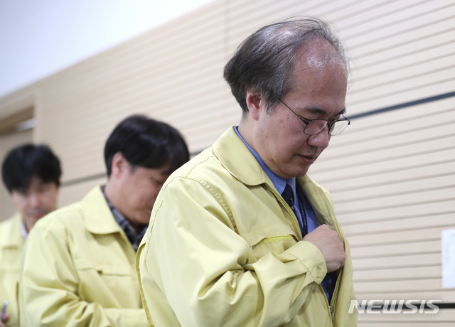 [청주=뉴시스]강종민 기자 = 권준욱 중앙방역대책본부 부본부장이 19일 오후 충북 청주 질병관리본부에서 신종 코로나바이러스 감염증(코로나19) 국내 발생현황을 발표한 뒤 브리핑실을 나서고 있다. 권 본부장은 대구 17세 사망자는 진단검사관리위원회가 '코로나19 음성'으로 최종 판단했다고 밝혔다. 2020.03.19.&nbsp; ppkjm@newsis.com