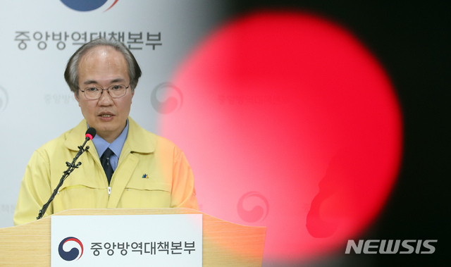 [청주=뉴시스]강종민 기자 = 권준욱 중앙방역대책본부 부본부장이 19일 오후 충북 청주 질병관리본부에서 열린 정례브리핑에서 대구 17세 사망자는 진단검사관리위원회가 '코로나19 음성'으로 최종 판단했다고 밝히고 있다. 2020.03.19.  ppkjm@newsis.com