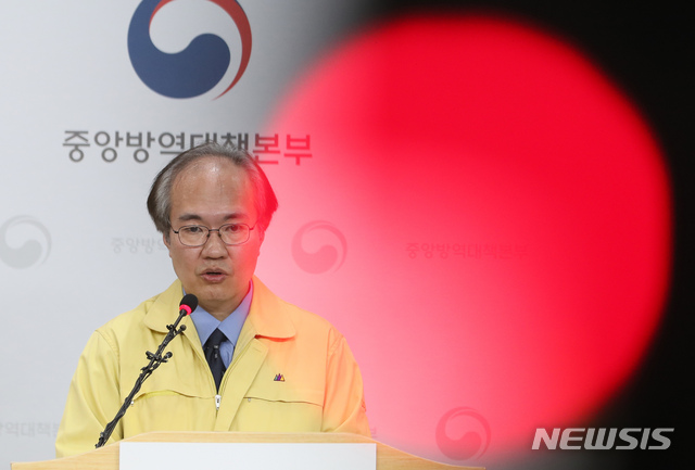 [청주=뉴시스]강종민 기자 = 권준욱 중앙방역대책본부 부본부장이 19일 오후 충북 청주 질병관리본부에서 열린 정례브리핑에서 대구 17세 사망자는 진단검사관리위원회가 '코로나19 음성'으로 최종 판단했다고 밝히고 있다. 2020.03.19.&nbsp; ppkjm@newsis.com
