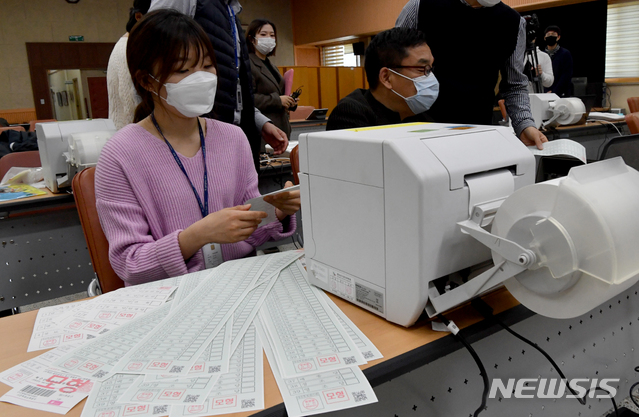 [광주=뉴시스] 신대희 기자 = 광주시 선거관리위원회 직원들과 북구 공무원들이 19일 북구청 3층 회의실에서 4·15 총선 제21대 국회의원 선거 사전투표 모의 시험을 하고 있다. 2020.03.19.sdhdream@newsis.com