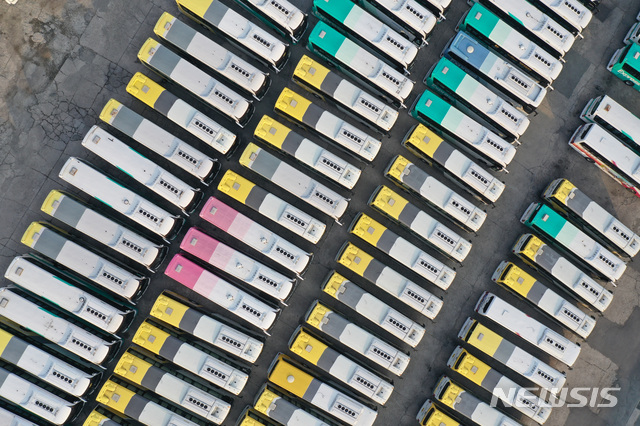 [대구=뉴시스]전신 기자 = 국내 신종 코로나바이러스 감염증(코로나19) 일일 확진자 수가 닷새 만에 다시 세 자리로 오른 19일 대구 북부시외버스터미널을 찾는 시민들이 없어 버스들이 주차장을 가득 메우고 있다. 2020.03.21. photo1006@newsis.com