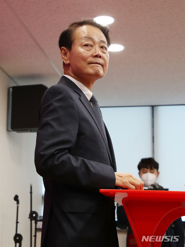 [서울=뉴시스]김진아 기자 = 한선교 미래한국당 대표가 19일 오후 서울 영등포구 여의도 미래한국당 당사에서 당대표직 사퇴 기자회견을 하고 있다. 2020.03.19.&nbsp; bluesoda@newsis.com