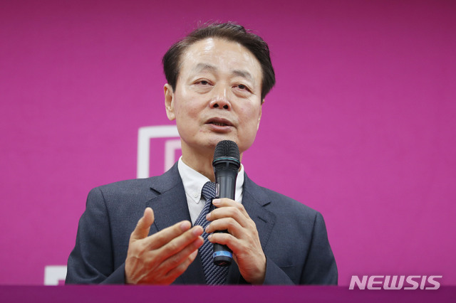 [서울=뉴시스]김진아 기자 = 한선교 미래한국당 대표가 19일 오후 서울 영등포구 여의도 미래한국당 당사에서 당대표직 사퇴 기자회견을 하고 있다. 2020.03.19.&nbsp; bluesoda@newsis.com