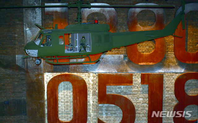 [광주=뉴시스] 류형근 기자 = 19일 오후 광주 동구 5·18민주화운동의 역사를 간직하고 있는 전일빌딩 10층. 1980년 5월 당시 계엄군의 헬기 사격 모습이 재현돼 있다. 2020.03.19.&nbsp; hgryu77@newsis.com