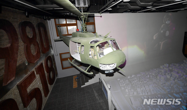 [광주=뉴시스] 류형근 기자 = 19일 오후 광주 동구 5·18민주화운동의 역사를 간직하고 있는 전일빌딩 10층. 1980년 5월 당시 계엄군의 헬기 사격 모습이 재현돼 있다. 2020.03.19.&nbsp;&nbsp; hgryu77@newsis.com