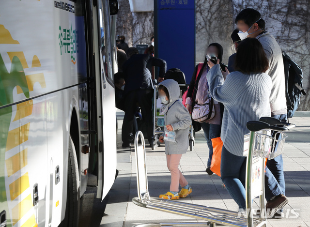 [인천공항=뉴시스] 이윤청 기자 = 이란에 체류 중이었던 교민들과 그 가족들이 특별입국 절차를 통해 19일 오후 인천국제공항으로 귀국, 버스에 탑승하고 있다. 이번 항공편으로 귀국한 인원은 한국인 가족을 둔 이란인 포함 총 80명, 무증상자는 성남시 코이카 연수센터로 이동해 진단검사를 받고 음성이면 14일간 자가격리 된다. 2020.03.19.&nbsp; radiohead@newsis.com