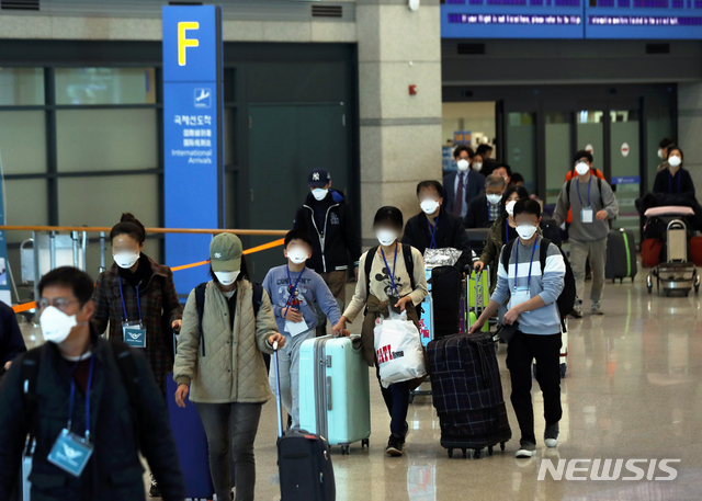 [인천공항=뉴시스] 이윤청 기자 = 이란에 체류 중이었던 교민들과 그 가족들이 특별입국 절차를 통해 19일 오후 인천국제공항으로 귀국하고 있다. 이번 항공편으로 귀국한 인원은 한국인 가족을 둔 이란인 포함 총 80명, 무증상자는 성남시 코이카 연수센터로 이동해 진단검사를 받고 음성이면 14일간 자가격리 된다. 2020.03.19. radiohead@newsis.com