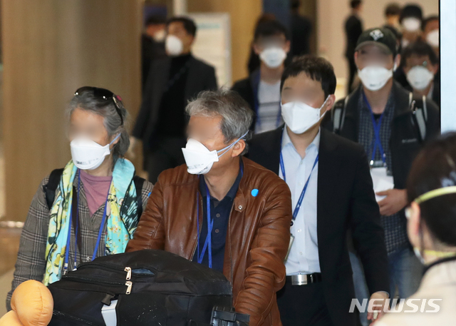 [인천공항=뉴시스] 이윤청 기자 = 이란에 체류 중이었던 교민들과 그 가족들이 특별입국 절차를 통해 19일 오후 인천국제공항으로 귀국하고 있다. 이번 항공편으로 귀국한 인원은 한국인 가족을 둔 이란인 포함 총 80명, 무증상자는 성남시 코이카 연수센터로 이동해 진단검사를 받고 음성이면 14일간 자가격리 된다. 2020.03.19.&nbsp; radiohead@newsis.com