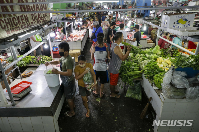 [마닐라=AP/뉴시스] 필리핀 마닐라에 있는 무뇨스 시장의 식품점이 손님들로 붐비고 있다. 자료사진. 2025.03.05
