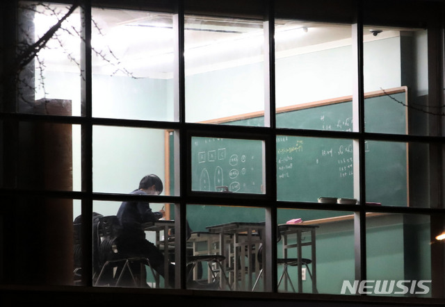 [서울=뉴시스] 박미소 기자 = 신종 코로나바이러스 감염증(코로나19) 유행에도 다시 문을 여는 학원들이 늘어나는 가운데 19일 오후 서울 강남구 대치동의 학원가에서 마스크를 한 학생이 학원에서 공부를 하고 있다. 2020.03.19.  misocamera@newsis.com